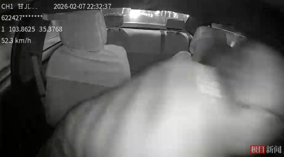  甘肃临洮一男乘客抢夺出租车方向盘致撞树，26秒后跳车逃跑被警方控制 新闻