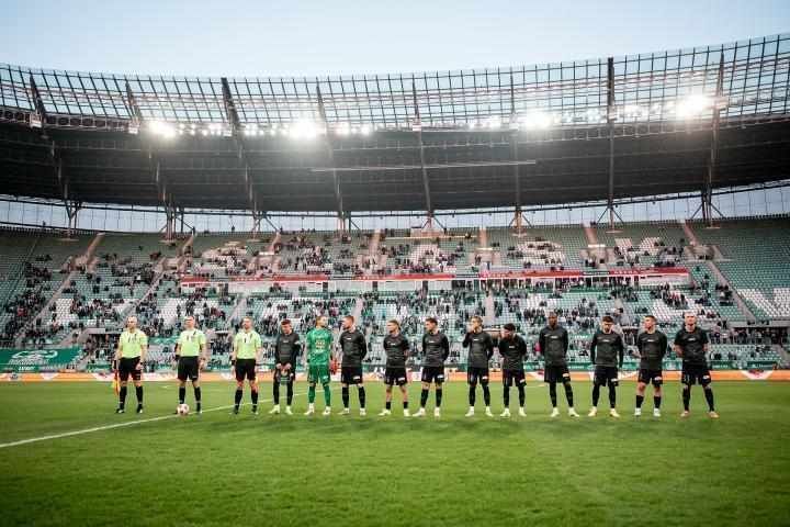 球迷遭禁入场引发争议,克拉科夫维斯瓦选择罢赛维护立场。 体育新闻 球迷遭禁入场引发争议,克拉科夫维斯瓦选择罢赛维护立场。 体育新闻