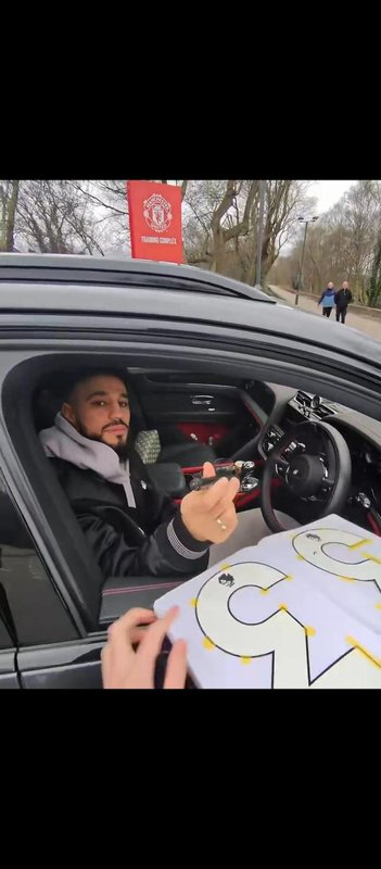  训练基地外签名风波；马兹拉维辨别真假球迷；敷衍两笔背后的球员心声 体育新闻 训练基地外签名风波；马兹拉维辨别真假球迷；敷衍两笔背后的球员心声 体育新闻