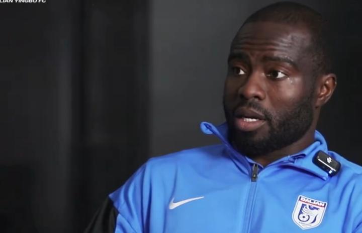  热情球迷机场接机；阿奇姆彭深表感动，誓以场上表现回馈。 体育新闻 热情球迷机场接机；阿奇姆彭深表感动，誓以场上表现回馈。 体育新闻