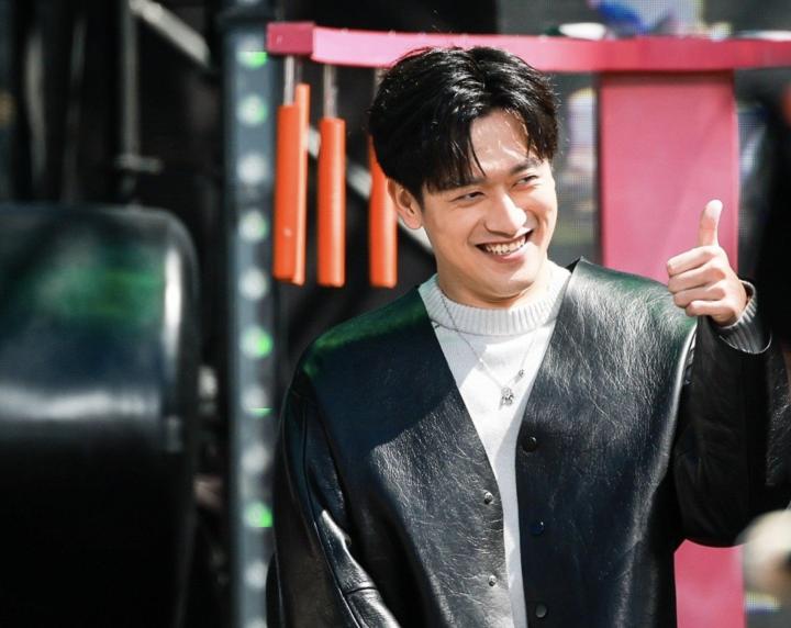 F1车手间的文化碰撞;周冠宇带赛恩斯领略上海街头烟火。 体育新闻