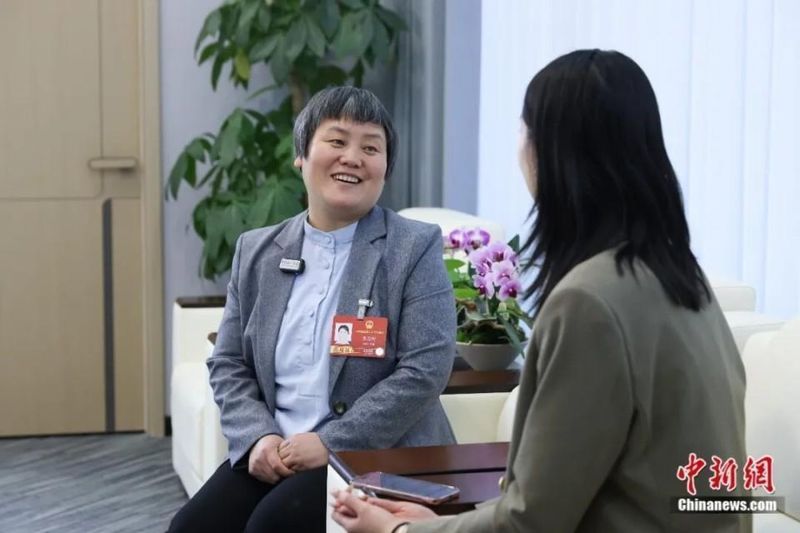  乡村小卖部里，点亮微光的那位代表；她在两会，念出一首春天的诗。 文化旅游 乡村小卖部里，点亮微光的那位代表；她在两会，念出一首春天的诗。 文化旅游