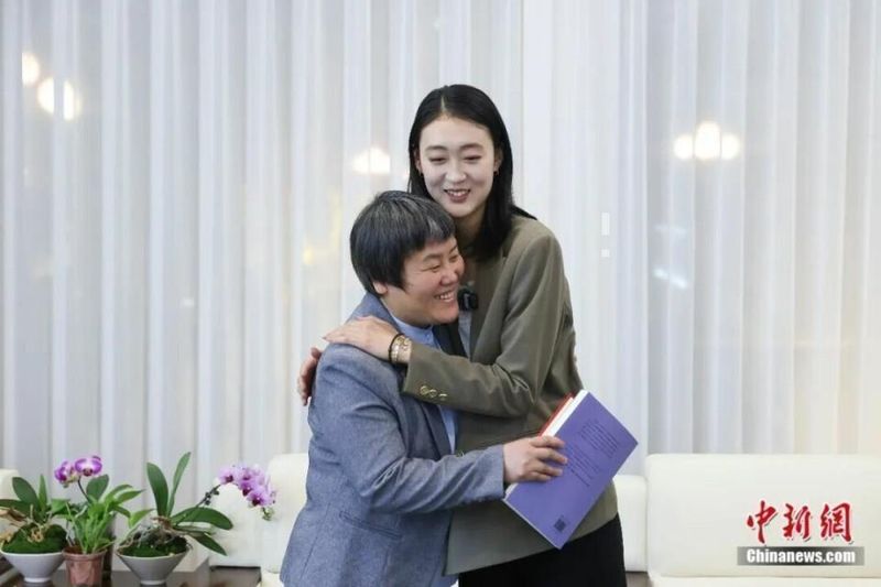  乡村小卖部里，点亮微光的那位代表；她在两会，念出一首春天的诗。 文化旅游 乡村小卖部里，点亮微光的那位代表；她在两会，念出一首春天的诗。 文化旅游