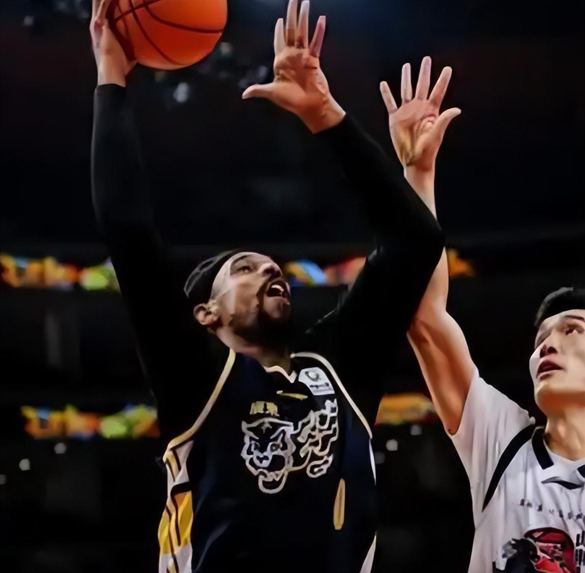  职业球员的职业抉择：黄明依合同到期后的转会启示录 体育新闻