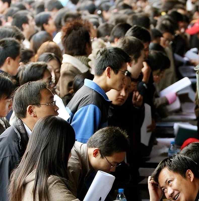  就业寒冬下的“隐性依赖”：1222万毕业生与18.9%失业率的深度剖析 新闻