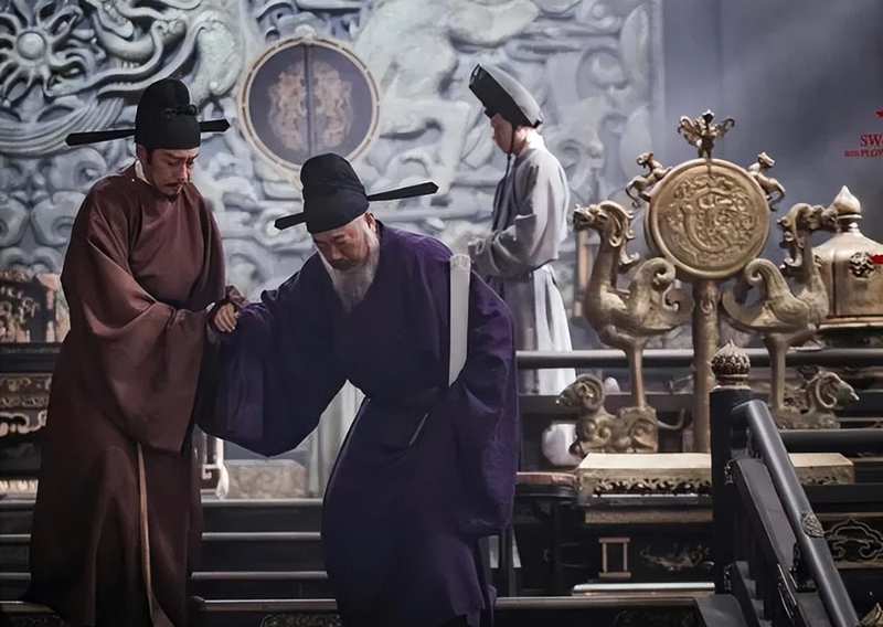  权力博弈的极致艺术：97岁老臣的精准手术刀 新闻